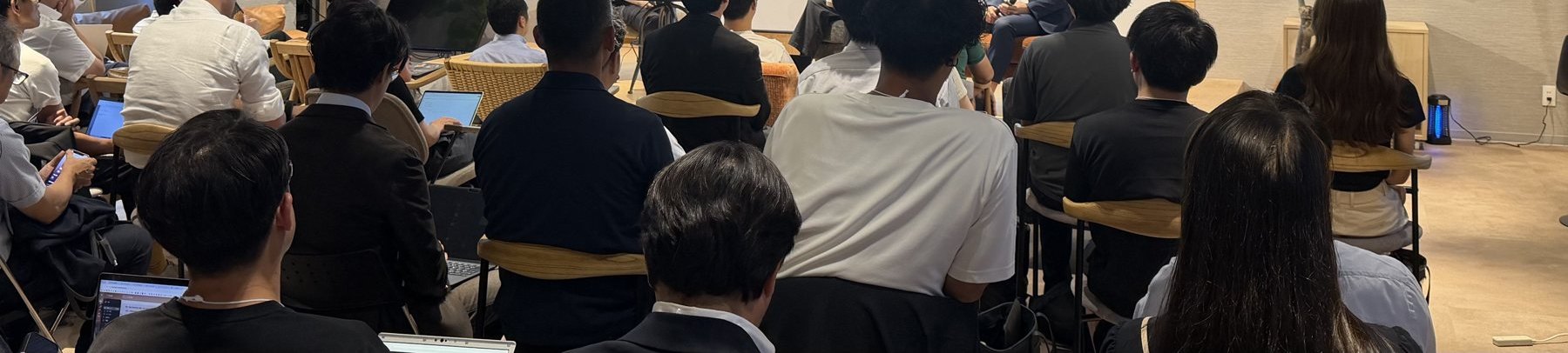 客席の後方からの様子